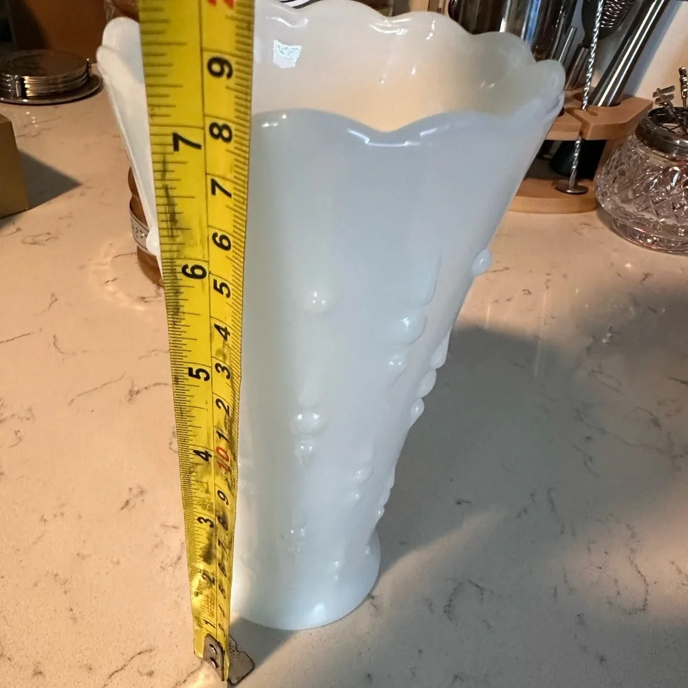 Vintage Anchor Hocking teardrop milk glass vase - Picture 5 of 7